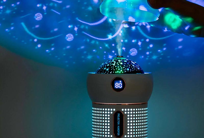 AAbbildung NAYA Luftbefeuchter in der Nacht mit 360 Grad Projektion
