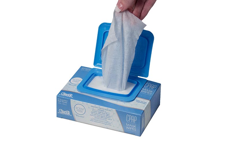Hand nimmt CPAP Reinigungstuch aus der Spenderbox