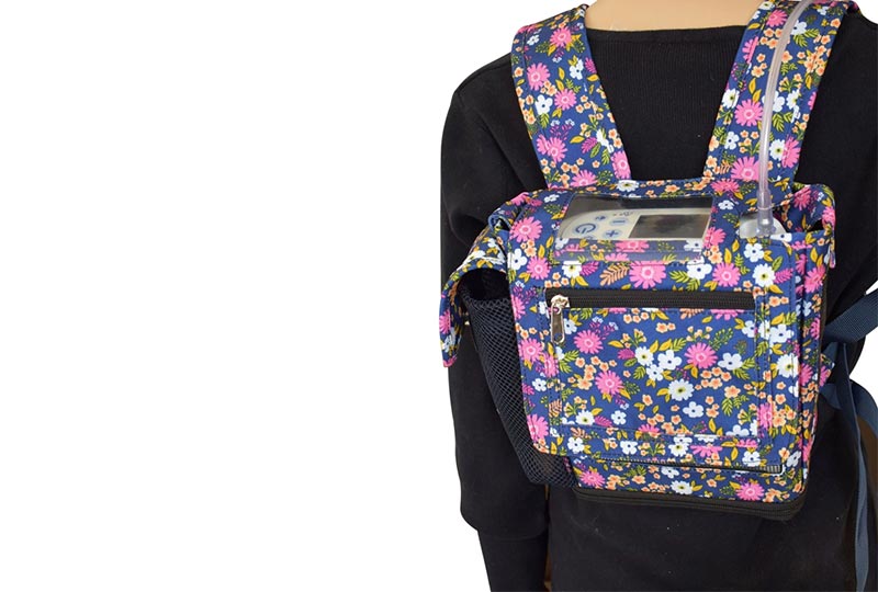 Dame trägt den Rucksack für den Inogen One G5 Sauerstoffkonzentrator auf dem Rücken