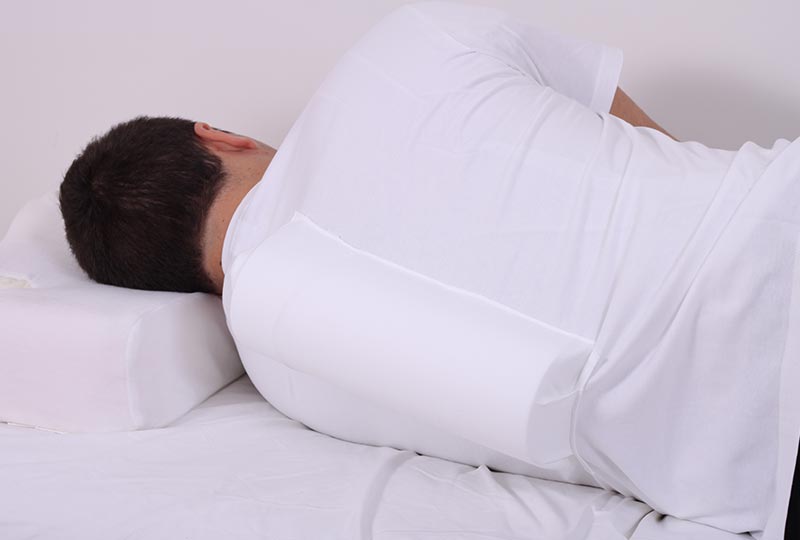 Mann liegt auf der Seite im Bett mit SomnoShirt an