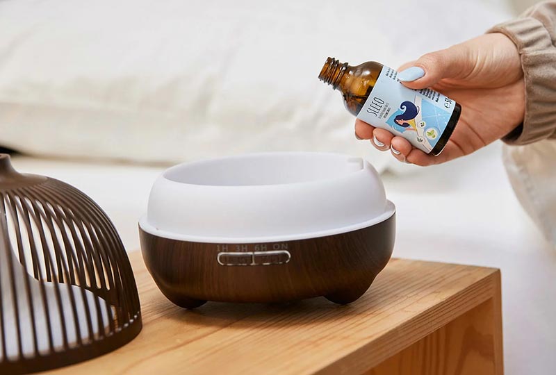 SLEEO Raumduft wird in den SANA Aroma-Diffusor hineingegeben
