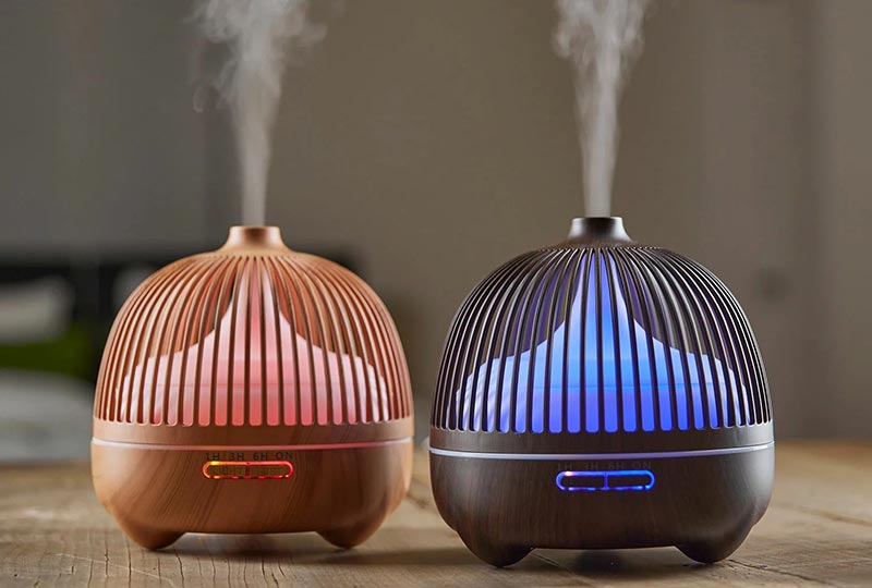Abbildung beider SANA Aroma-Diffusoren beider Farben nebeneinander mit Ambiente-Licht