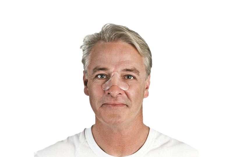 Mann, der Nasenpad auf Nase hat