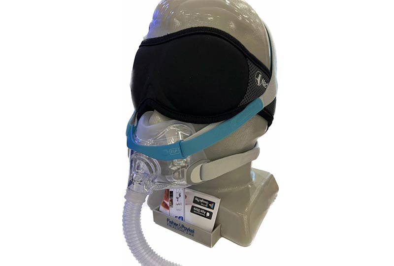 Abbildung eines Schaufensterpuppen-Kopfes mit einer CPAP Maske und der ANINA Schlafmaske